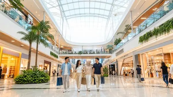 Wisatawan menikmati suasana pusat perbelanjaan modern di Batam